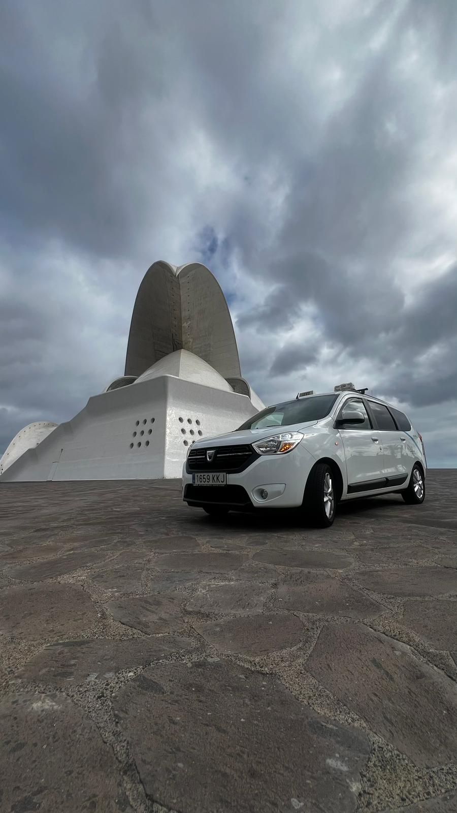 Taxi Travel350 frente al Auditorio de Tenerife en Santa Cruz
